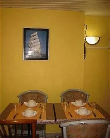Hotel Des Buttes Chaumont Parigi