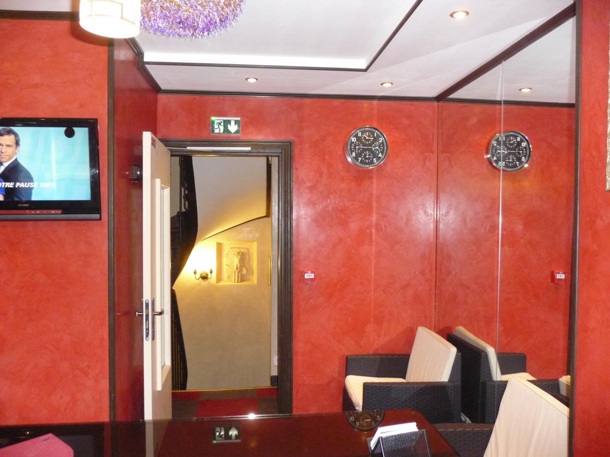 Hotel Des Buttes Chaumont 2*